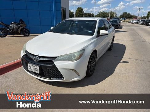 Used 2016 Toyota Camry SE image 1