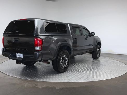 Used 2017 Toyota Tacoma TRD Off-Road w/ Premium & Technology Package AWD/4WD image 8