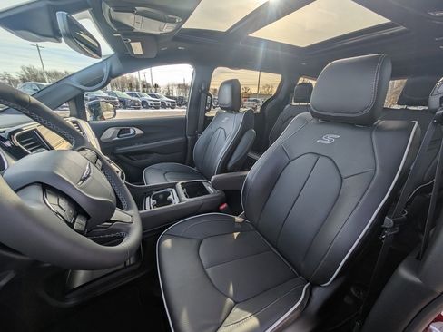 New 2026 Chrysler Pacifica Limited image 13