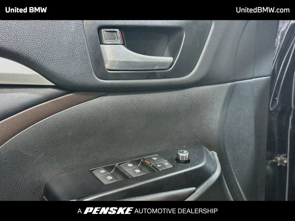 Used 2016 Toyota Highlander XLE FWD image 10