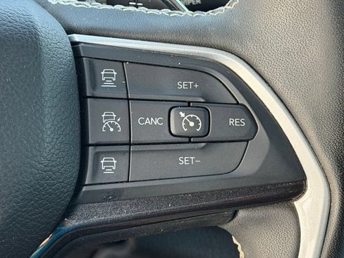 Used 2023 Jeep Grand Cherokee L Laredo AWD/4WD image 28