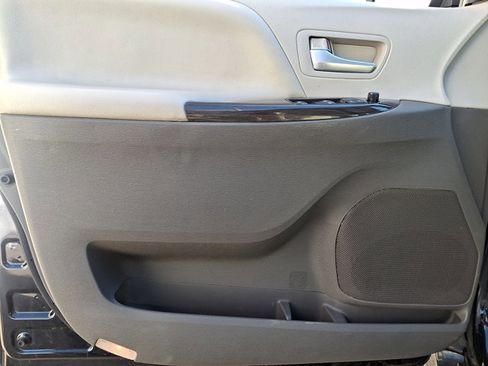 Used 2018 Toyota Sienna XLE image 14