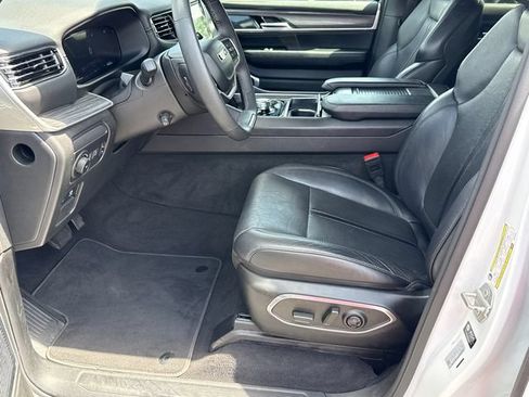 Used 2024 Jeep Wagoneer L Series II RWD image 9