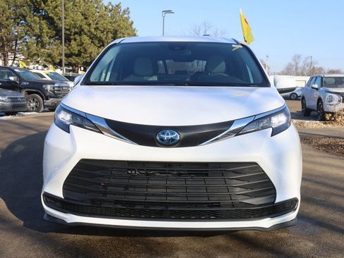 Used 2025 Toyota Sienna LE FWD image 3