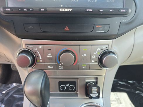 Used 2012 Toyota Highlander SE w/ Tow Pkg FWD image 20
