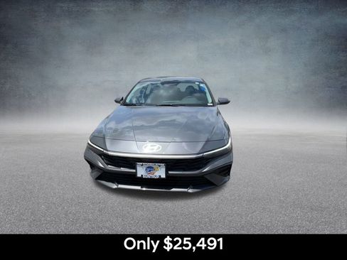 Used 2025 Hyundai Elantra Blue image 4