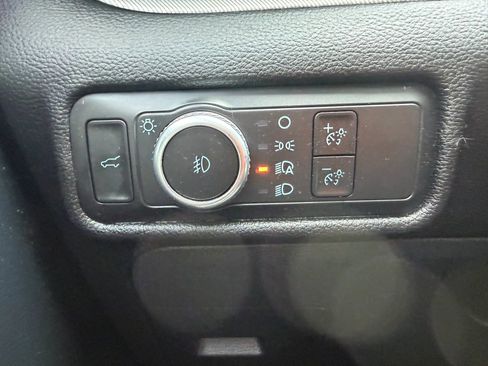 Used 2021 Ford Explorer XLT w/ Equipment Group 202A AWD/4WD image 17