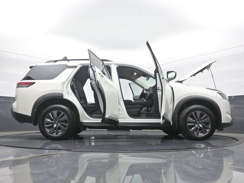 Used 2023 Nissan Pathfinder SV image 61