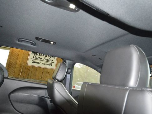 Used 2025 Chrysler Pacifica Select AWD/4WD image 13