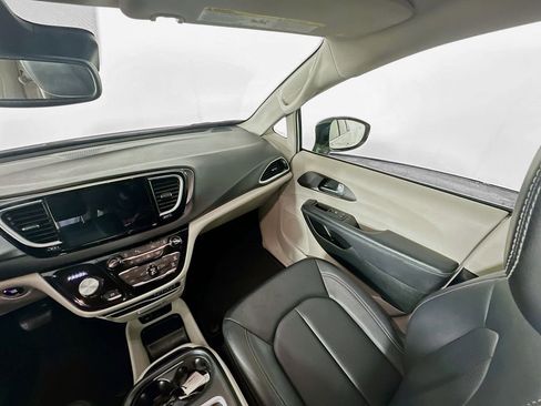 Used 2024 Chrysler Pacifica Touring-L image 11