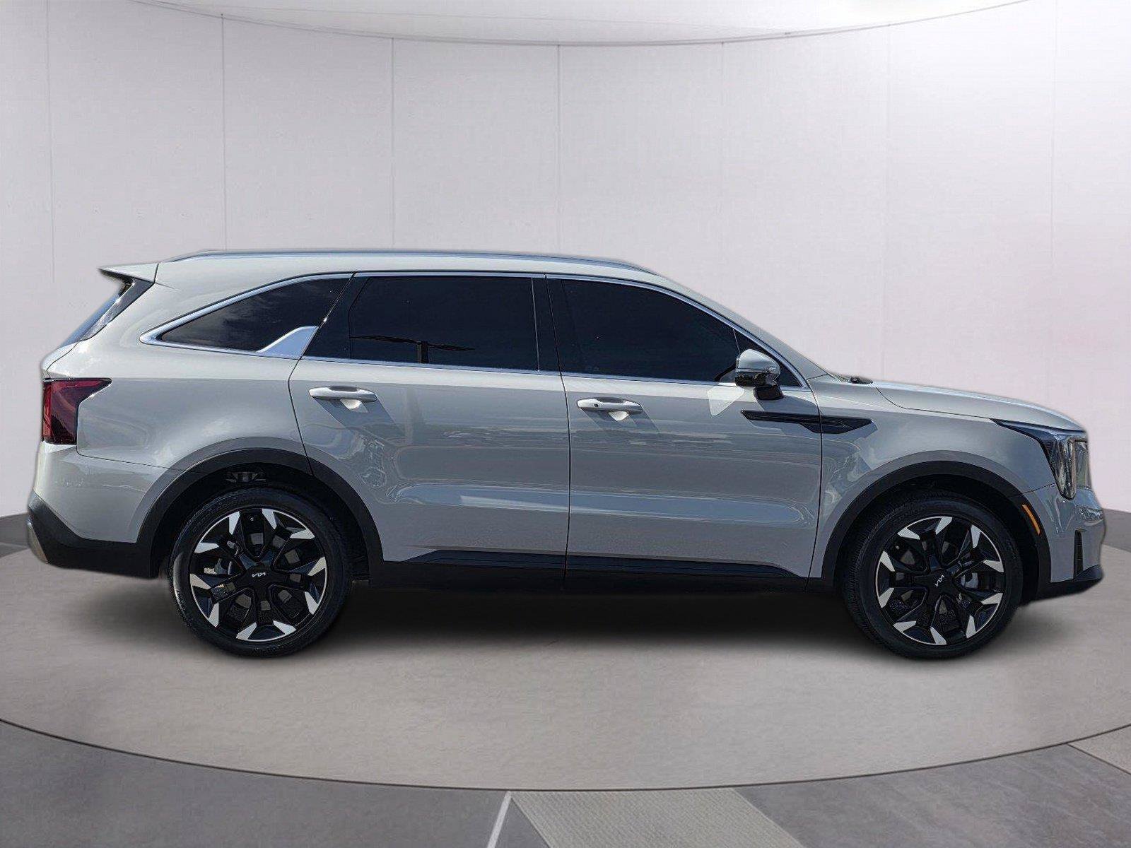 Used 2025 Kia Sorento EX w/ Panoramic Sunroof Package FWD image 4