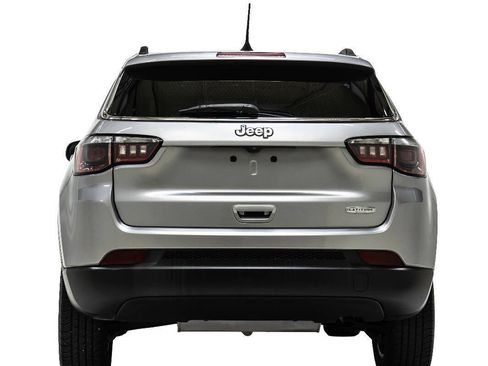 Used 2017 Jeep Compass Latitude w/ Popular Equipment Group FWD image 8