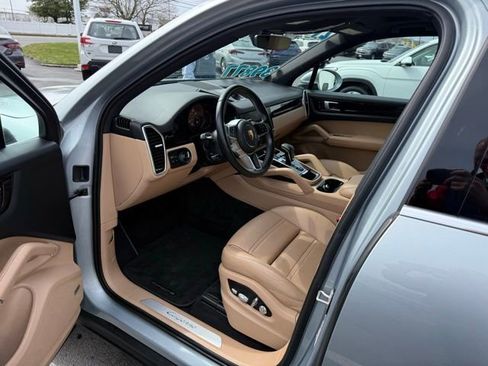 Used 2021 Porsche Cayenne AWD/4WD image 16