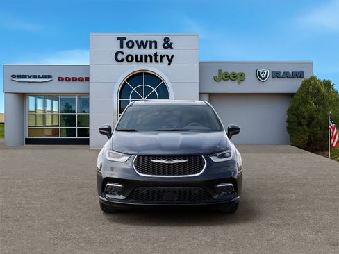 New 2026 Chrysler Pacifica Limited image 32