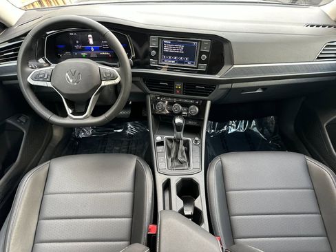 Used 2024 Volkswagen Jetta SE w/ Panoramic Sunroof Package image 5