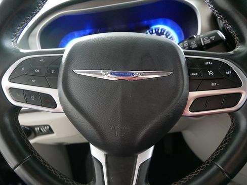 Used 2018 Chrysler Pacifica Touring-L w/ Premium Audio Group FWD image 25