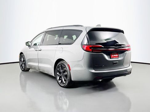 Used 2021 Chrysler Pacifica Touring-L w/ S Appearance Package image 3