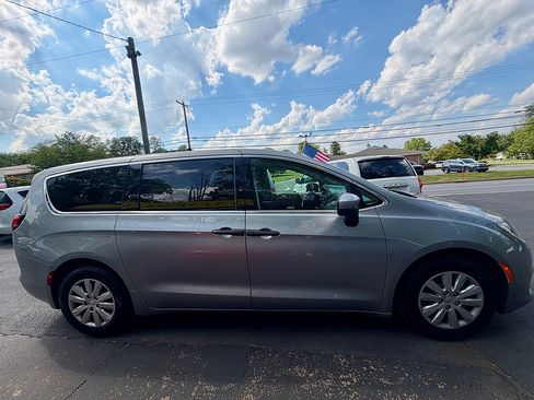 Used 2020 Chrysler Voyager L FWD image 4