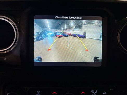 Used 2018 Jeep Wrangler Unlimited Sahara w/ Uconnect 4C Nav & Sound Group AWD/4WD image 22