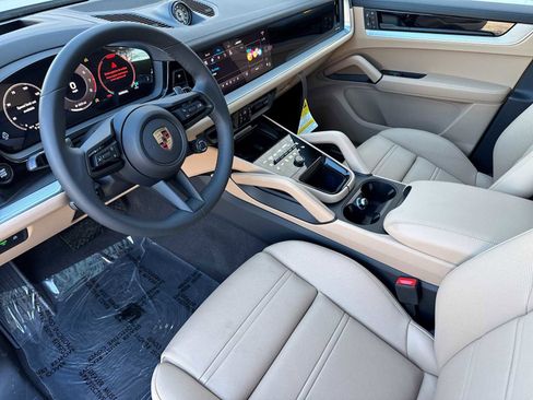 New 2025 Porsche Cayenne Coupe image 4