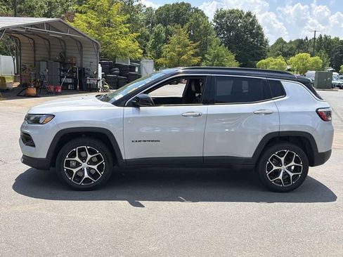 Used 2024 Jeep Compass Limited AWD/4WD image 2