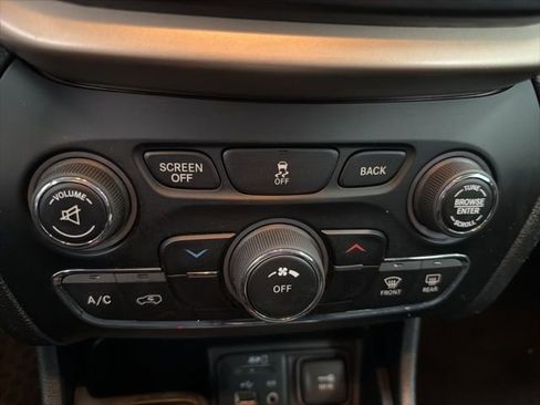 Used 2016 Jeep Cherokee Latitude w/ Cold Weather Group AWD/4WD image 21