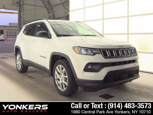 Used 2023 Jeep Compass Latitude w/ Sun and Sound Group AWD/4WD image 2