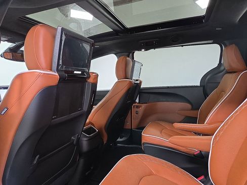 New 2026 Chrysler Pacifica Pinnacle image 14