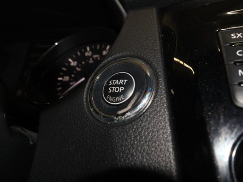 Used 2017 Nissan Rogue SV w/ SV Premium Package image 16