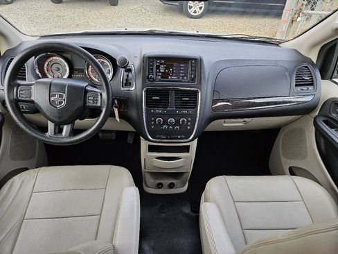 Used 2018 Dodge Grand Caravan SE image 40