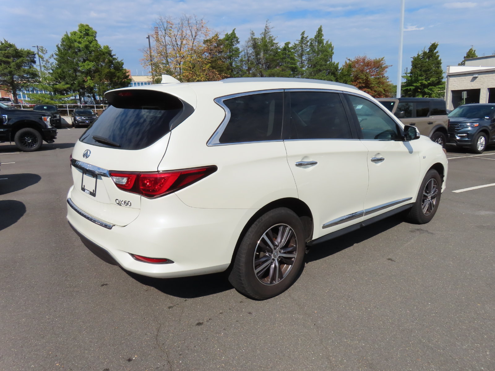 Used 2016 INFINITI QX60 Luxe w/ Premium Package AWD/4WD image 4