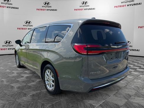 Used 2025 Chrysler Pacifica Select FWD image 5