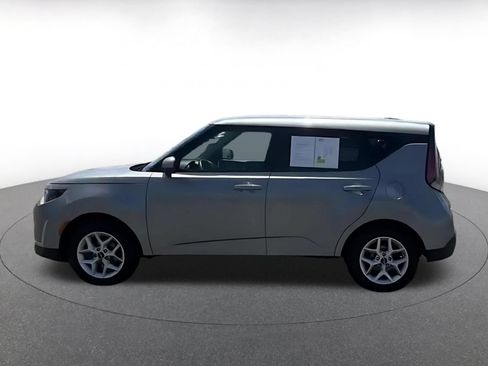 Used 2025 Kia Soul LX w/ LX Technology Package FWD image 8