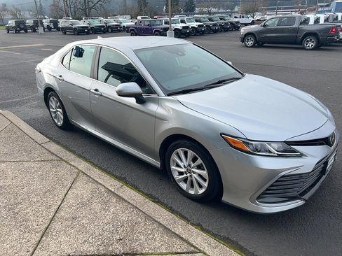 Used 2022 Toyota Camry LE image 5