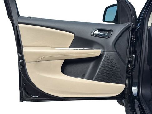 Used 2020 Dodge Journey SE image 25