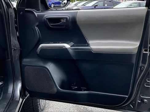 Used 2018 Toyota Tacoma SR5 AWD/4WD image 22