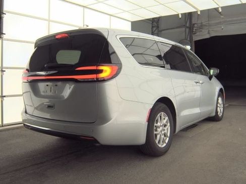 Used 2024 Chrysler Pacifica Touring-L FWD image 3