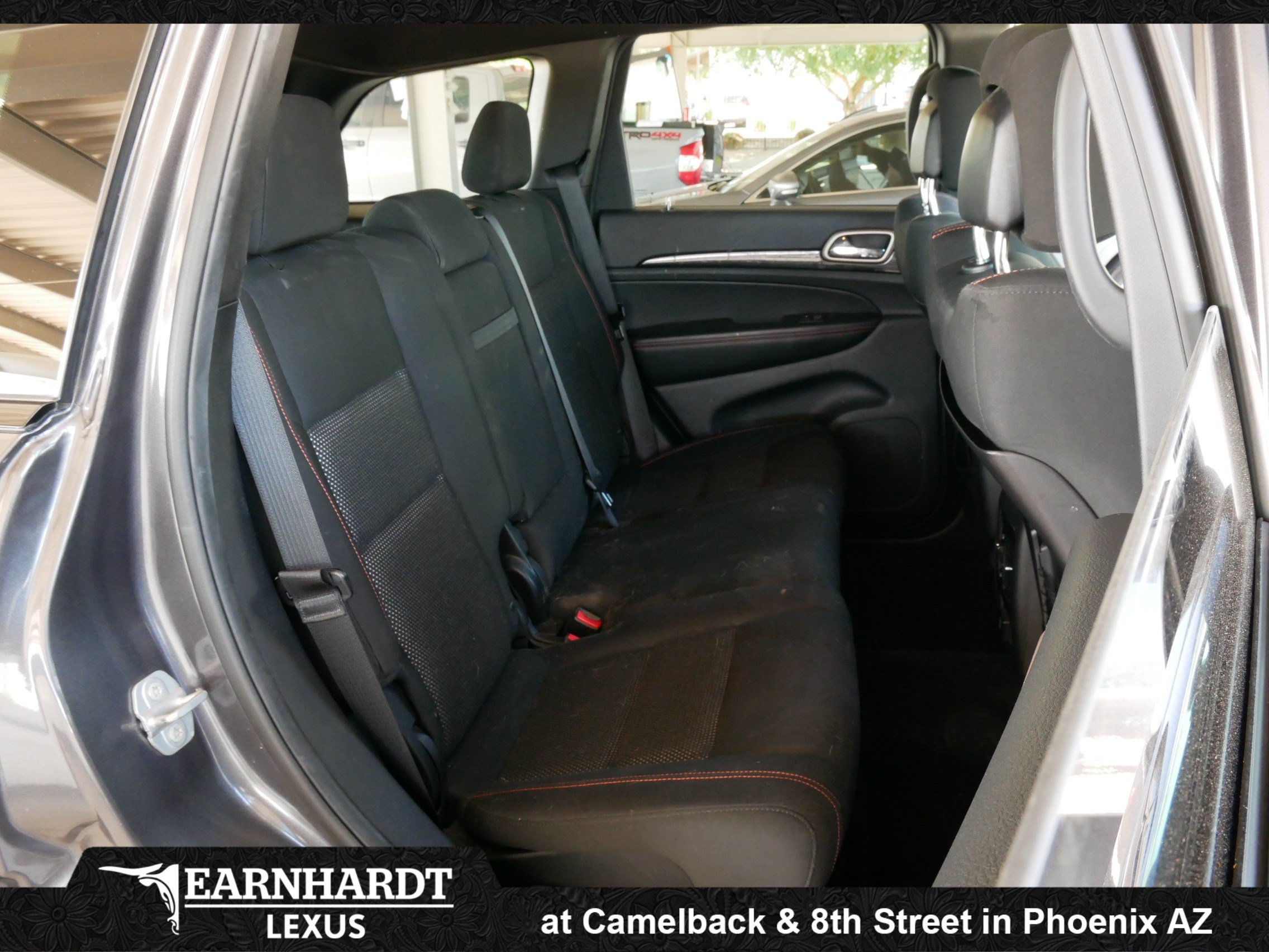Used 2017 Jeep Grand Cherokee Laredo AWD/4WD image 3