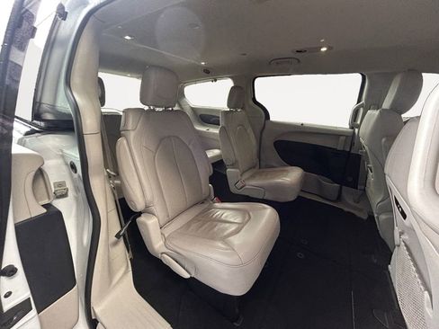 Used 2021 Chrysler Pacifica Touring-L image 11