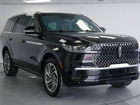 Used 2025 Lincoln Navigator Reserve image 2