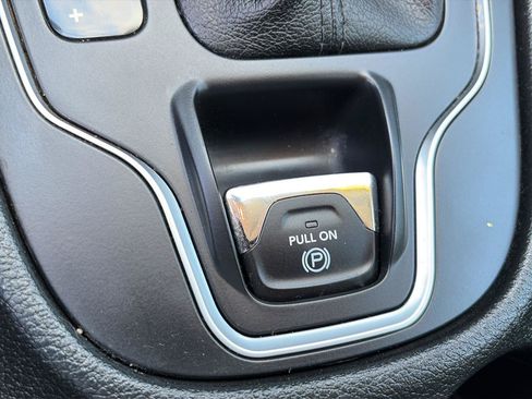Used 2022 Jeep Cherokee Latitude AWD/4WD image 16