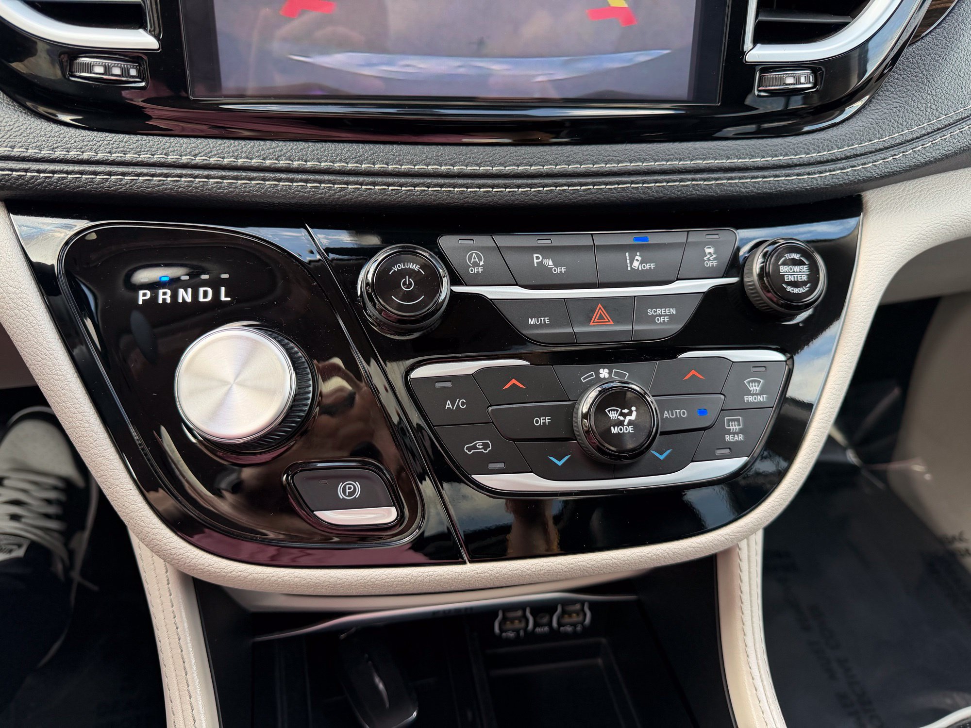 Used 2023 Chrysler Pacifica Limited FWD image 25