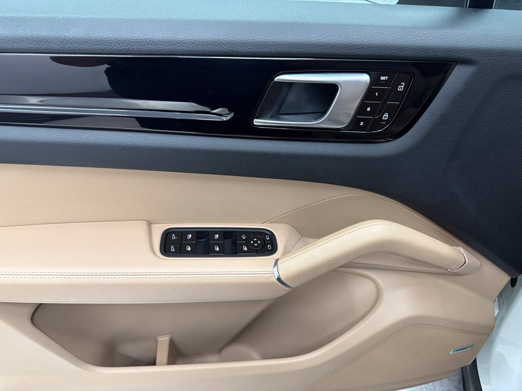 Used 2019 Porsche Cayenne AWD/4WD image 21