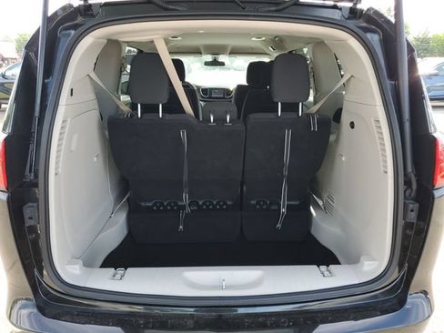 Used 2022 Chrysler Voyager LX FWD image 33
