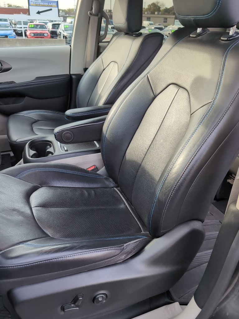 Used 2021 Chrysler Pacifica Touring-L w/ Uconnect Theater Family Group FWD image 7