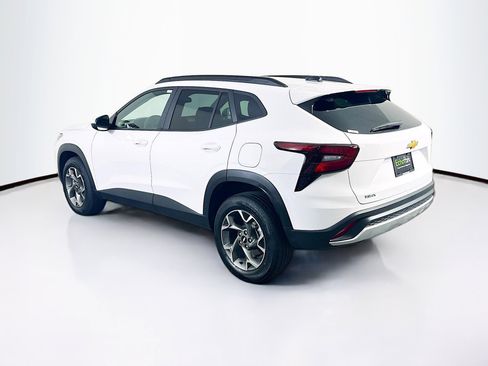 Used 2025 Chevrolet Trax LT w/ LT Convenience Package image 5