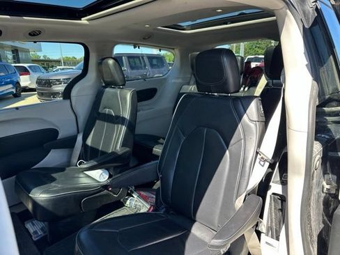 Used 2018 Chrysler Pacifica Limited w/ Tire & Wheel Group FWD image 16