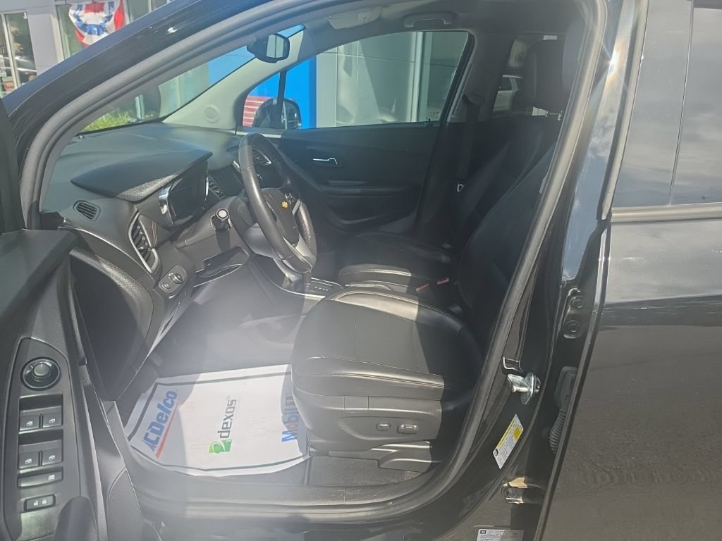 Used 2022 Chevrolet Trax LT w/ Premium Seat Package AWD/4WD image 12