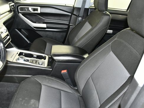 Used 2023 Ford Explorer XLT AWD/4WD image 37