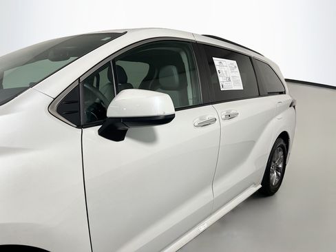 Used 2023 Toyota Sienna XLE FWD image 13